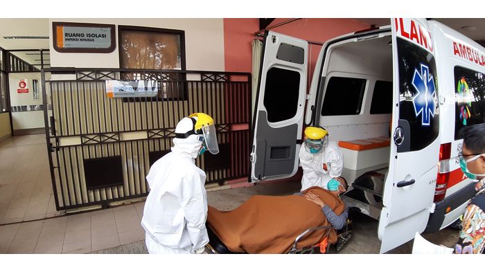 simulasi-penanganan-pasien-dalam-status-pengawasan-virus-corona-di-rshs-bandung.jpg