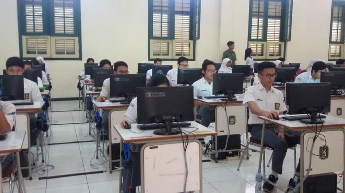 siswa-sman-3-bandung-beberapa-menit-setelah-masuk-sesi-kedua-unbk_20160404_134327.jpg