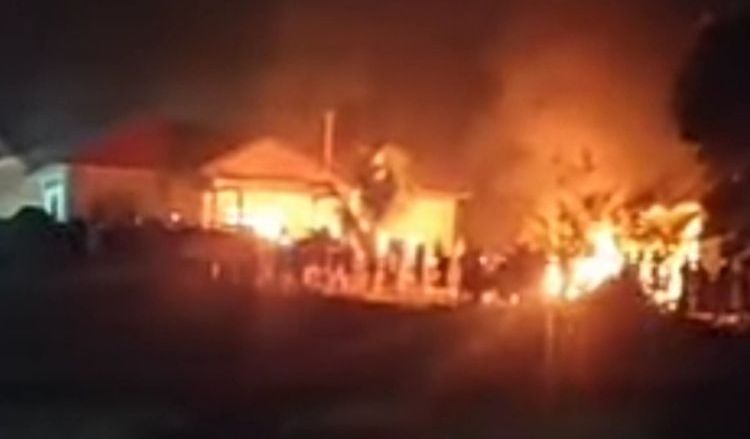 situasi-mapolsek-candipuro-yang-dibakar-massa-selasa-1852021-tengah-malam.jpg