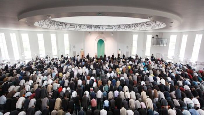 skuat-persib-lakukan-shalat-berjamaah_20151127_201809.jpg