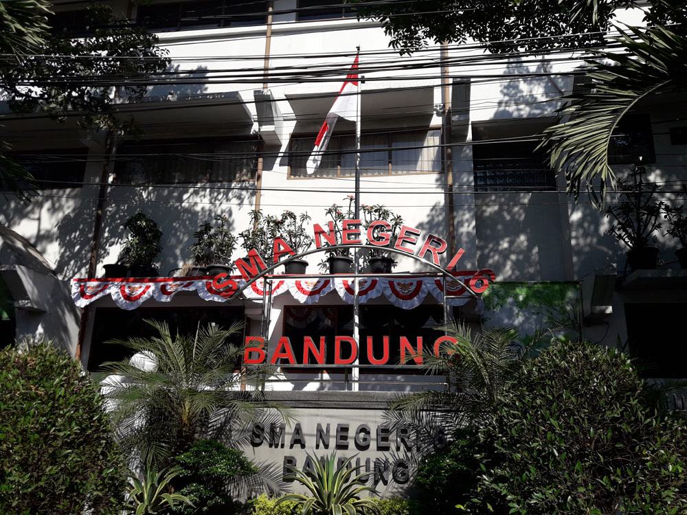 sman-6-bandung-yang-berlokasi-di-jalan-pasirkaliki-no-51-bandung_20170825_132557.jpg
