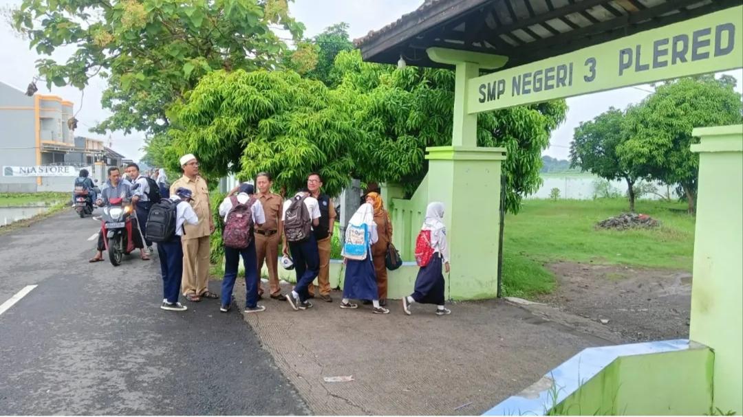 Bukan Sepi Peminat, Ini Penyebab Utama SMPN 3 Plered Cirebon Kekurangan Ratusan Siswa Baru - Tribunjabar.id