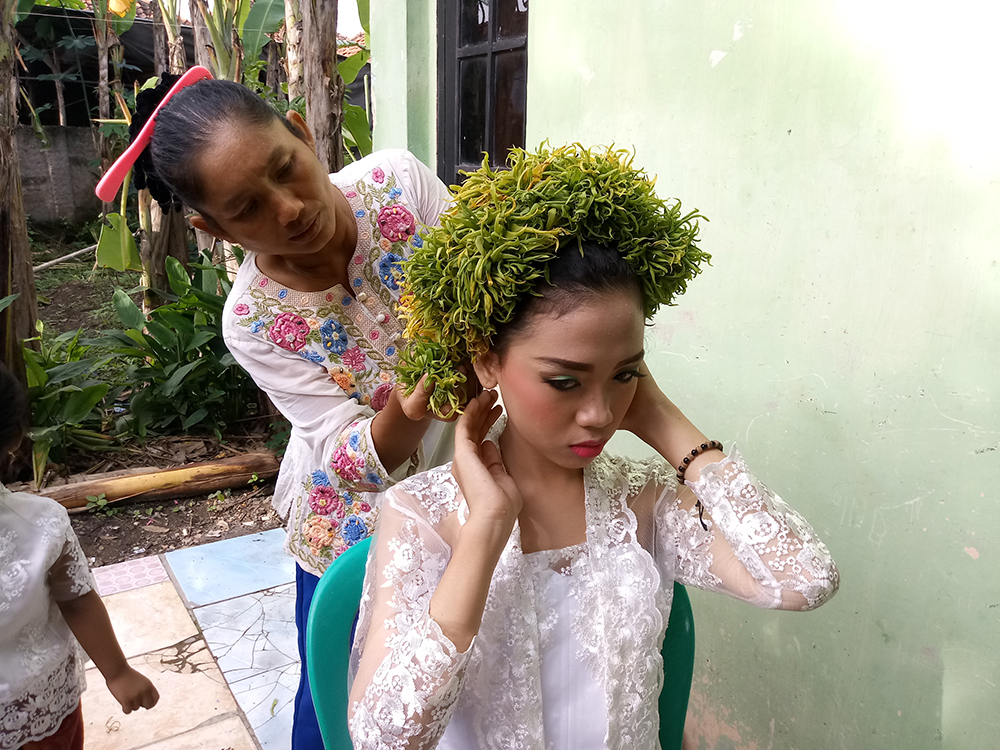 soeorang-gadis-yang-akan-mengikuti-kegiatan-tradisi-ngarot-berdandan-di-rumahnya-di-desa-lelea_20171227_080242.jpg