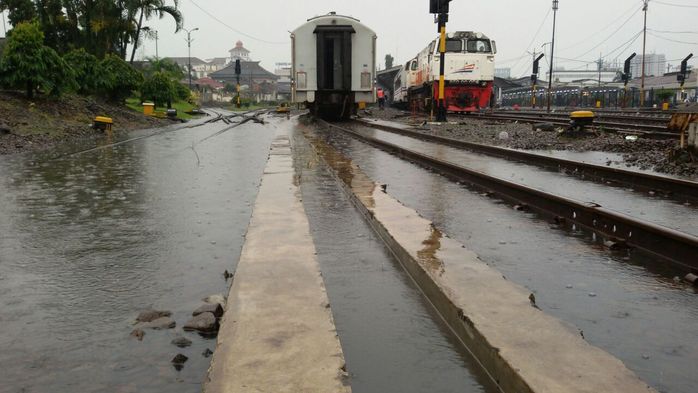 stasiun-bandung-sempat-terendam-banjir_20161113_161158.jpg