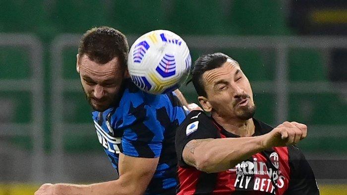 stefan-de-vrij-kiri-memperebutkan-bola-dengan-zlatan-ibrahimovic.jpg