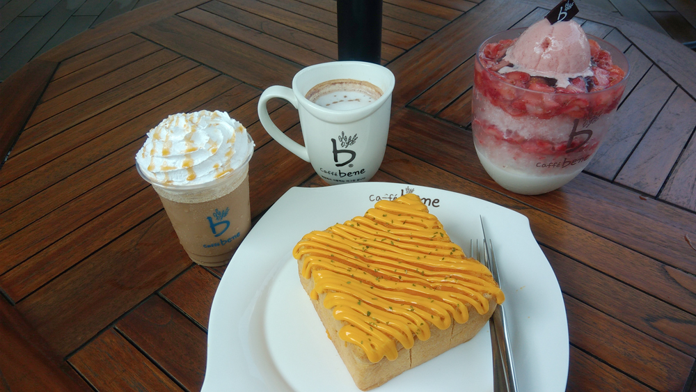 Bikin Ngiler! Nikmatnya Mencicipi Kopi, Roti dan Bingsu di Caffe Bene