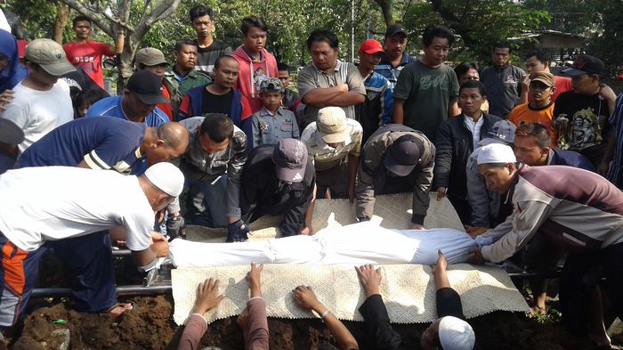 suara-talkin-terus-berkumandang-mengantarkan-jenazah-undang-kosim_20160424_112433.jpg