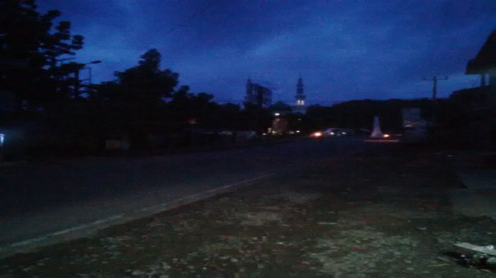 suasana-alun-alun-kecamatan-sindangbarang-kabupaten-cianjur-saat-mati-lampu_20160205_102712.jpg