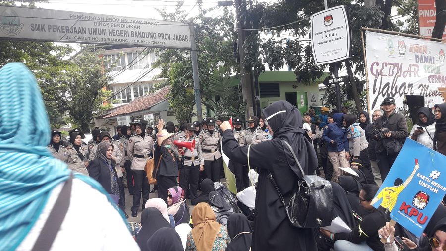 suasana-emak-emak-aksi-di-depan-kantor-kpu-jawa-barat.jpg