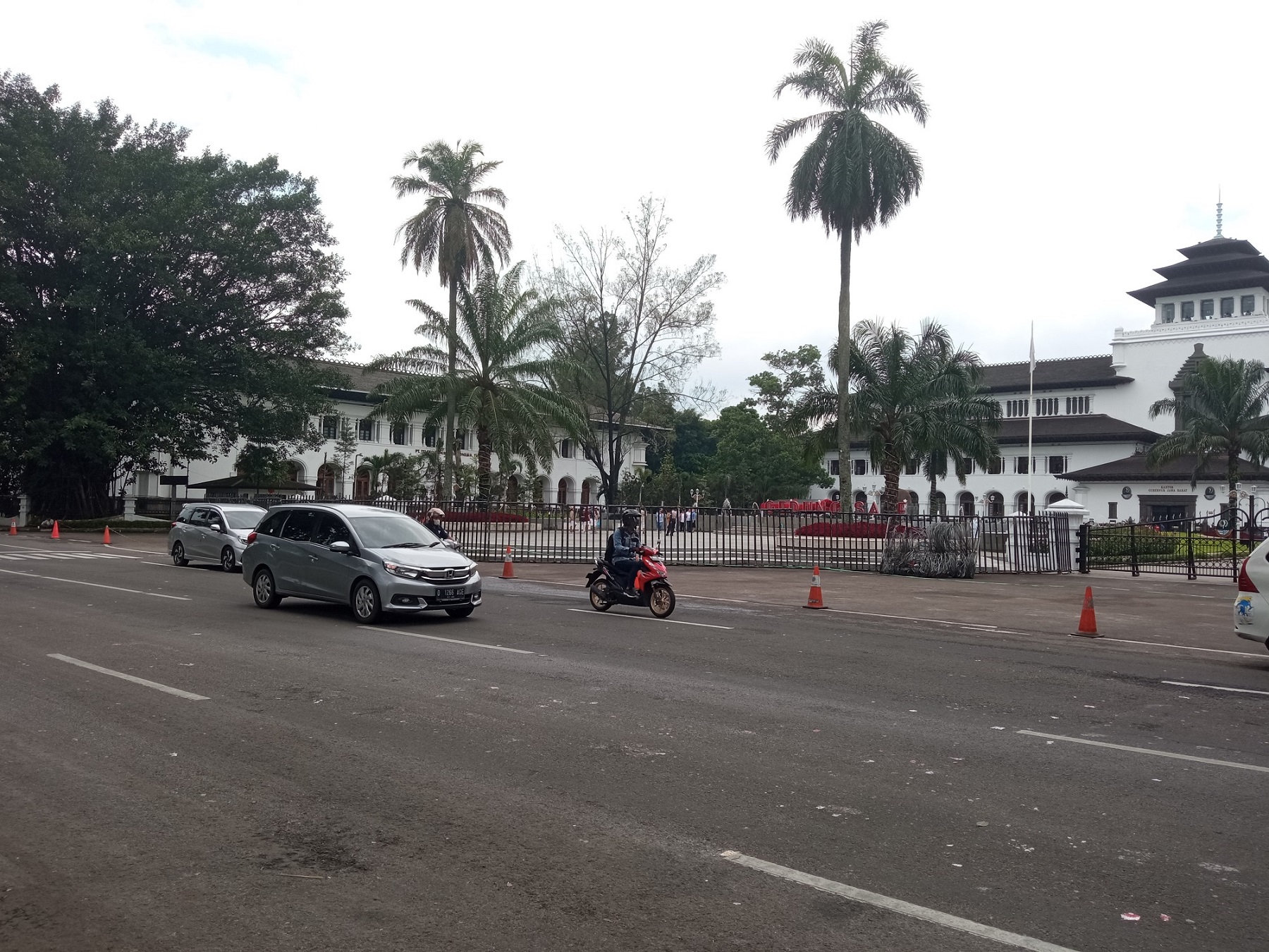 suasana-gedung-sate-kota-bandung-rabu-1122021.jpg