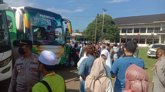 suasana-keberangkatan-calon-jemaah-haji-asal-subang-kloter-terakhir-di-wisma-haji-subang.jpg