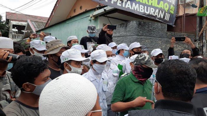 suasana-ketika-laskar-fpi-menghalangi-sejumlah-aparat-kepolisian-memasuki.jpg