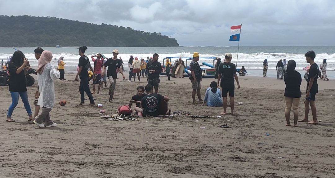 suasana-pantai-barat-pangandaran-sabtu-18122021.jpg