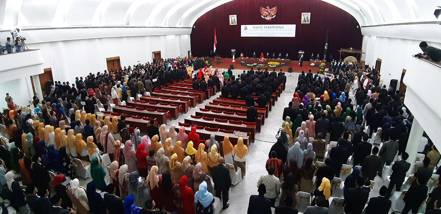 suasana-pelantikan-anggota-dewwan.jpg
