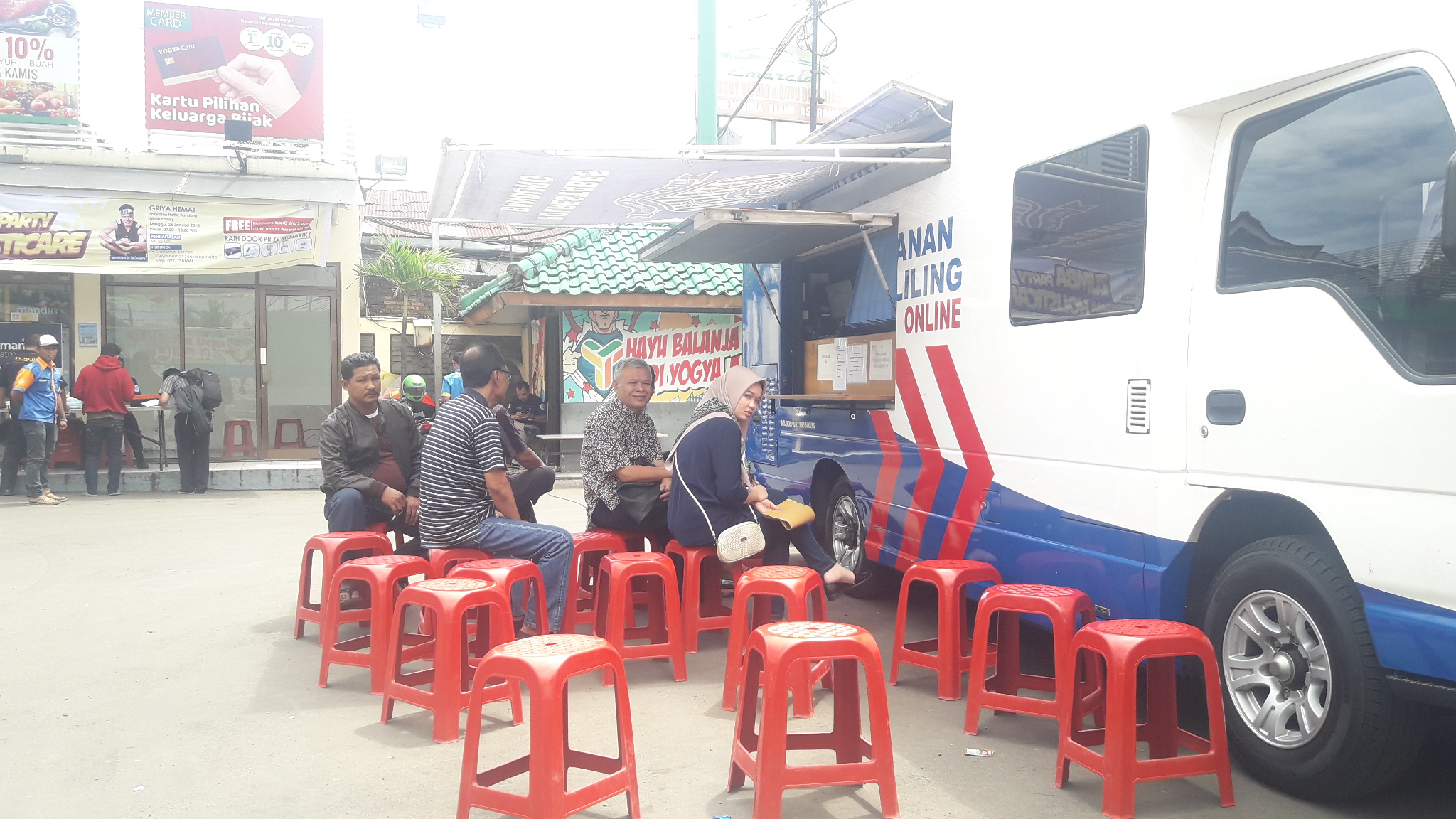 suasana-pelayanan-mobil-sim-keliling-dua-polrestabes-bandung-di-griya-hemat_20180116_113940.jpg
