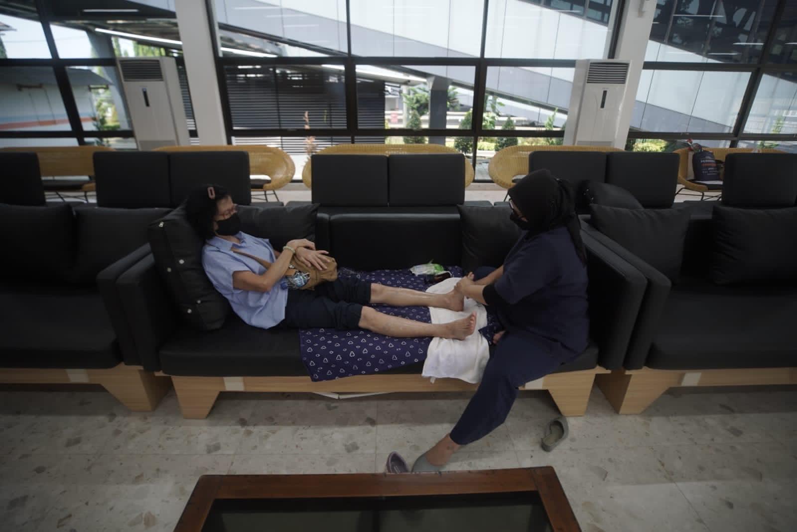 Peringati Hari Kartini, Penumpang Kereta Api di Stasiun Bandung Dapat Perawatan Kecantikan Gratis