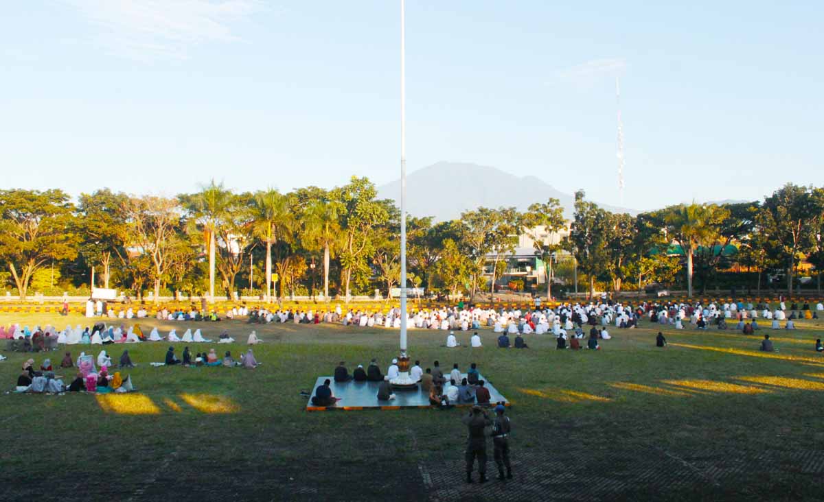 suasana-salat-idulfitri-di-lapangan-prawatasari.jpg