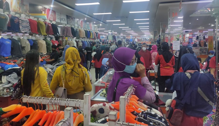 Toko Sandang di Majalengka Masih Diserbu Warga, Prediksi Tetap Ramai pada H-1 Lebaran