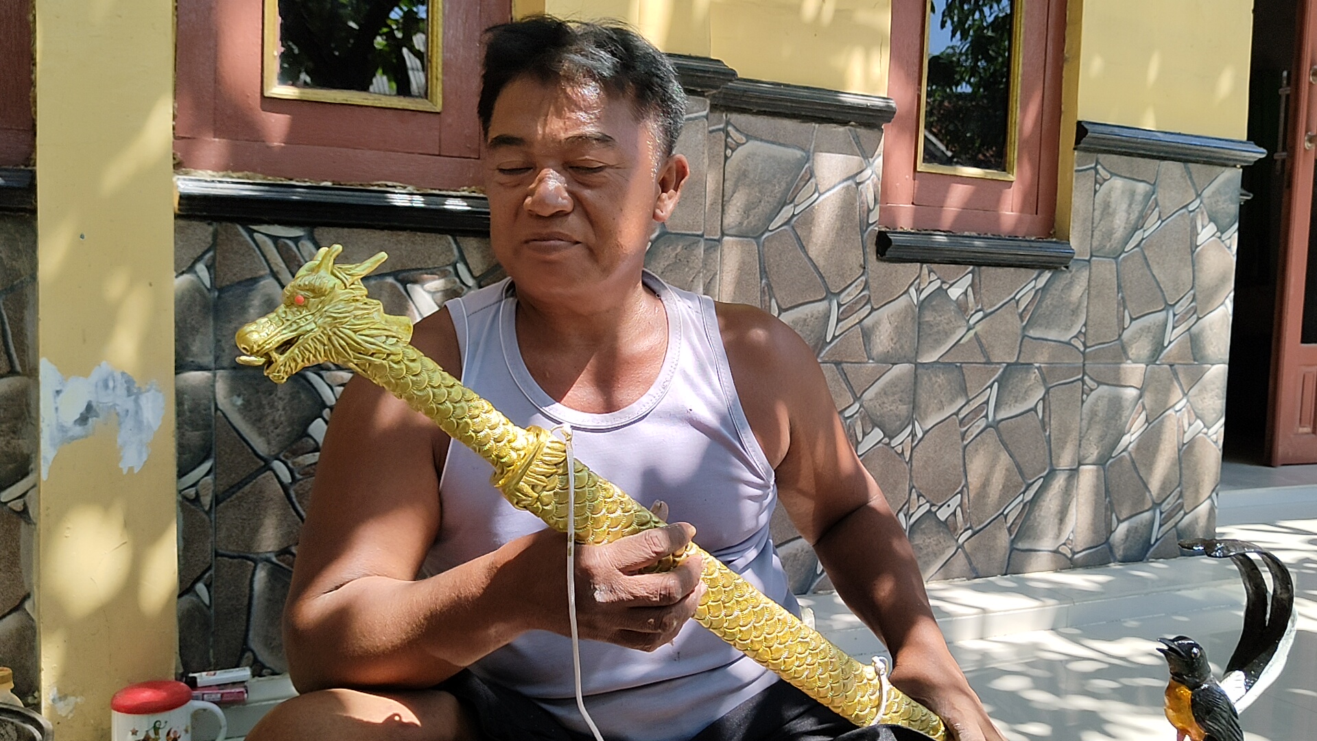 sukarto-saat-menyelesaikan-pesanan-hiasan-dari-pelanggan.jpg
