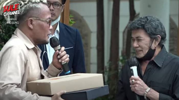 sule-mendapatkan-hadiah-dari-rhoma-irama-ketika-hari-ulang-tahunnya.jpg
