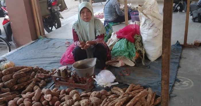 sumarni-penjual-ubi-yang-tertipu-yang-palsu-rp-100-r.jpg