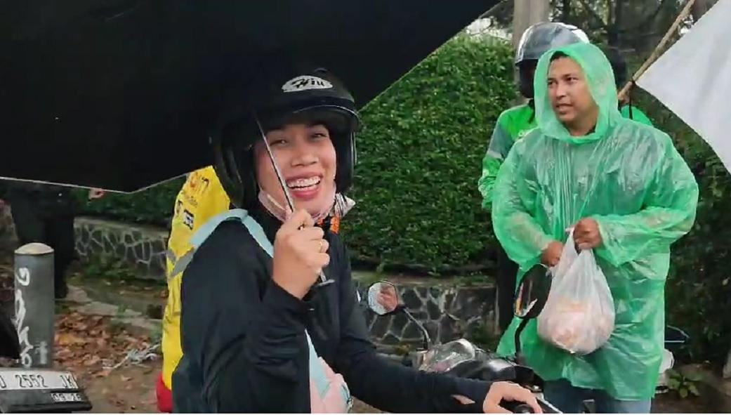 sumbang-makanan-untuk-massa-demo-di-Bandung.jpg