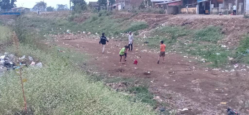 sungai-cikeruh-jadi-lapangan-bola.jpg