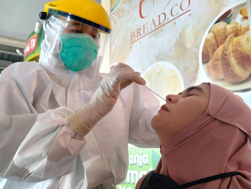 swab-test-massal-yang-dilakukan-di-toserba-yogya-indramayu-rabu-2462020.jpg