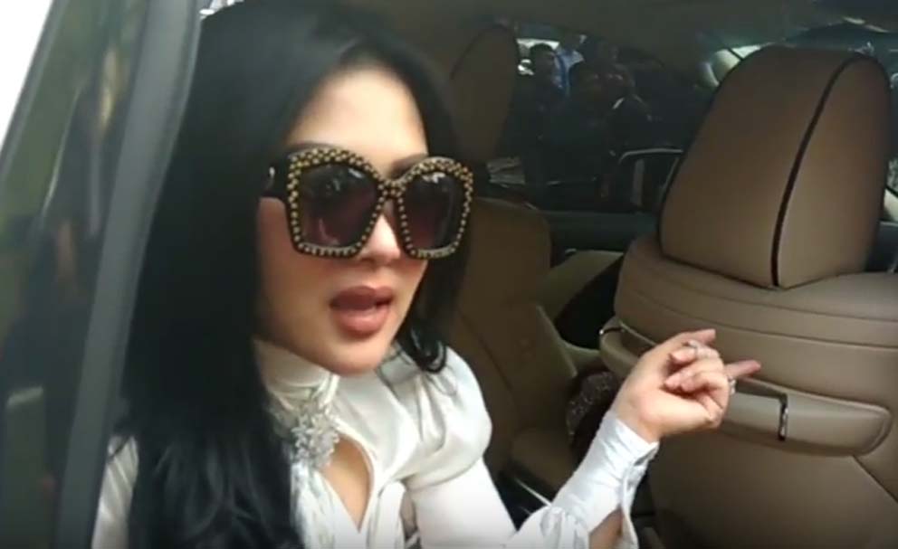 syahrini-pakai-kacamata-besar_20170622_112807.jpg