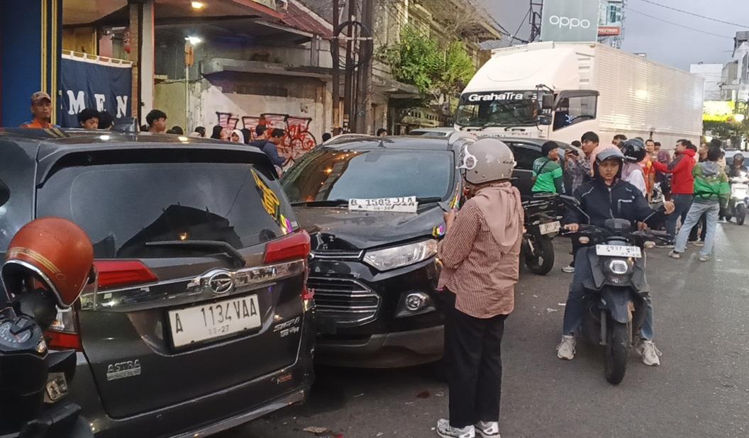 tabrakan-beruntun-jalan-a-yani.jpg