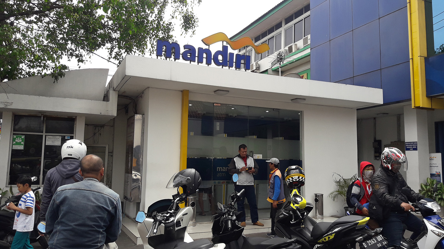 tak-ada-petugas-di-bank-mandiri.jpg
