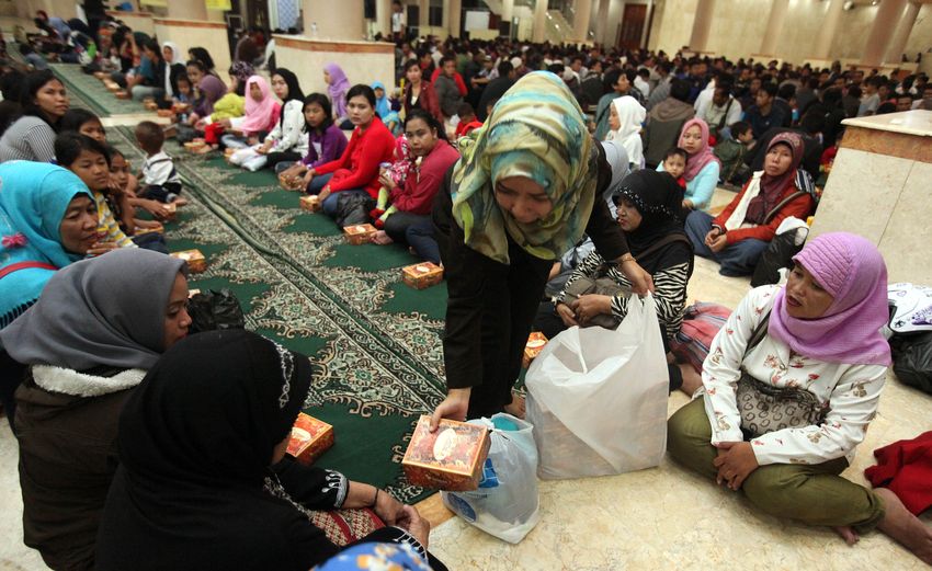 takjil-gratis-di-masjid-raya-bandung-jawa-barat_20160606_211254.jpg