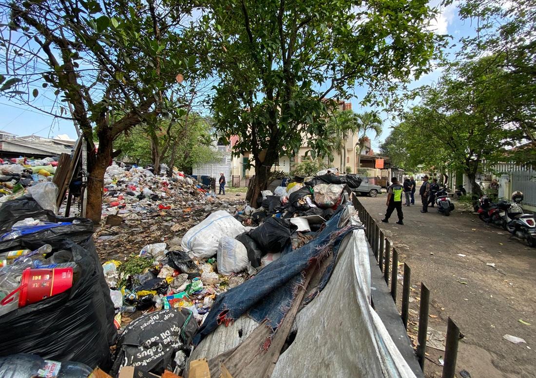 Taman Jadi TPS Liar, Warga Turangga Bandung Resah Sampah Menggunung Hingga Masuk Kamar