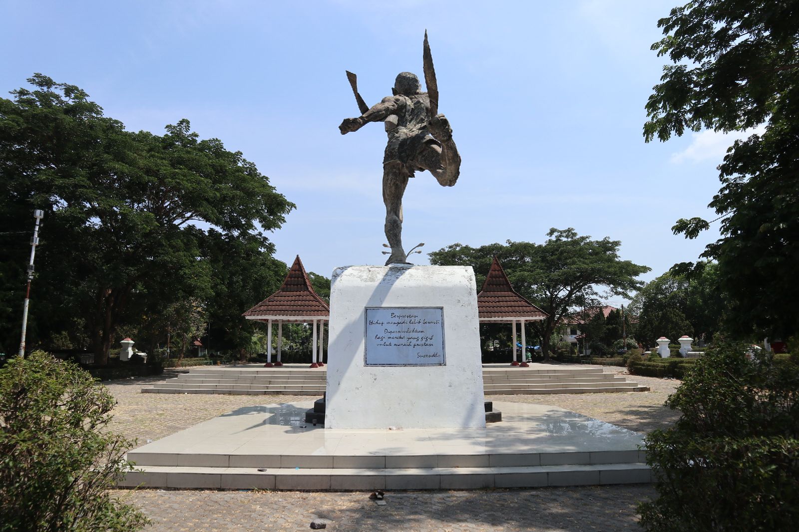 taman-pataraksa-kompleks-pemkab-cirebon.jpg