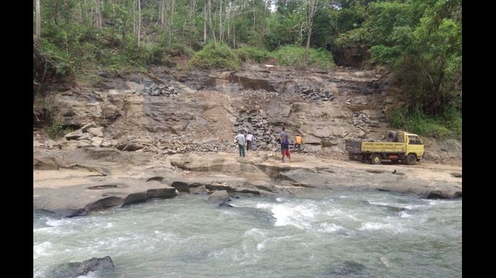 tambang-batu-ilegal-di-kawasan-geopark-ciletuh-leuwi-kenit-sungai-cikarang.jpg