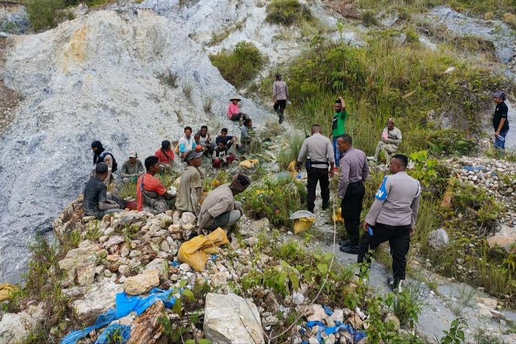 tambang-emas-ilegal-di-gunung-botak-kabupaten-buru-maluku.jpg