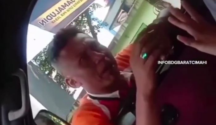 tampang-pria-yang-memegang-megang-tangan-pelajar-bandung.jpg