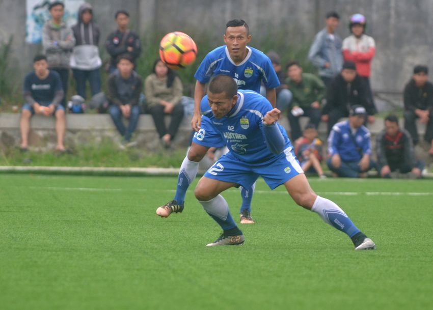 tantan-dan-tim-persib-latihan-menjelang-laga-lawan-persela_20170216_185652.jpg