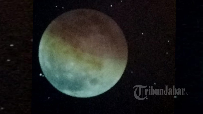 tayangan-simulasi-gerhana-bulan-total-di-musholatrium-imah-noong_20180728_072844.jpg