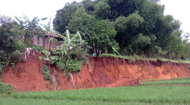 Satu Keluarga Terkubur Akibat Longsor yang Terjadi Setelah Sahur