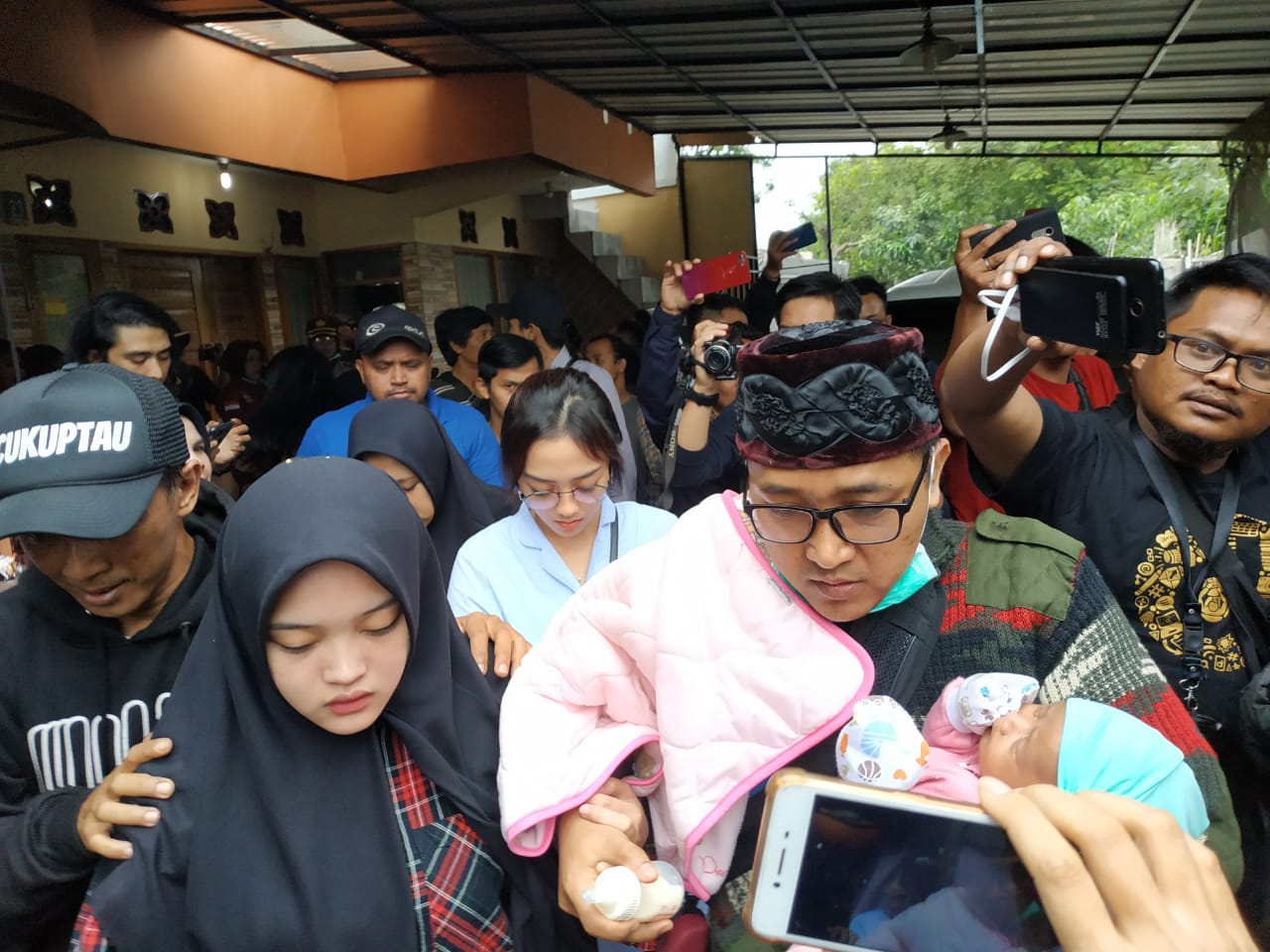 tedy-di-lokasi-autopsi-jenazah-lina-jubaedah.jpg