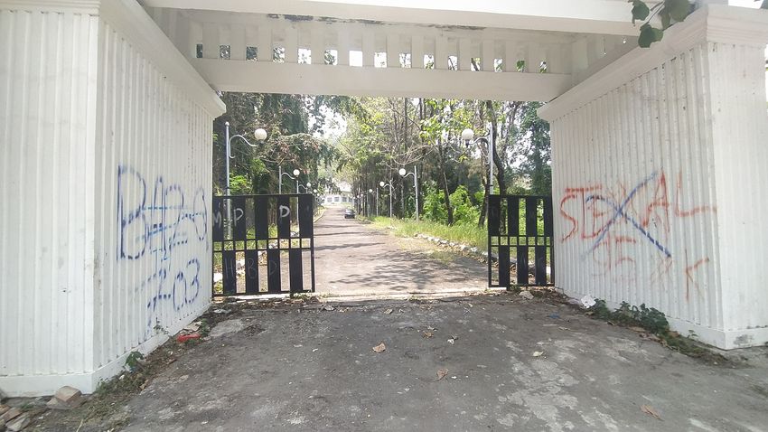 tembok-pintu-gerbang-dipenuhi-coretan-gedung-dprd-kabupaten-sukabumi-pun-terlihat-kumuh.jpg