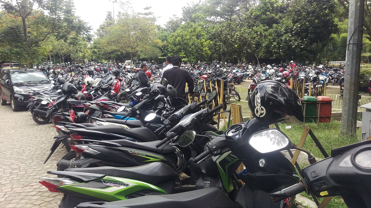 tempat-parkir-motor-plaza-rakyat-cimahi.jpg