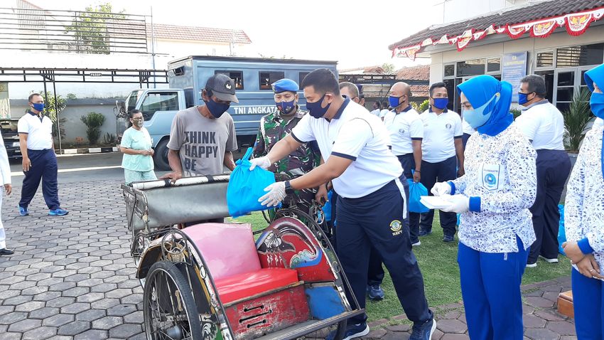 Terapkan Konsep Drive Thru, Lanal Cirebon Salurkan Bantuan Sembako ke Para Tukang Becak