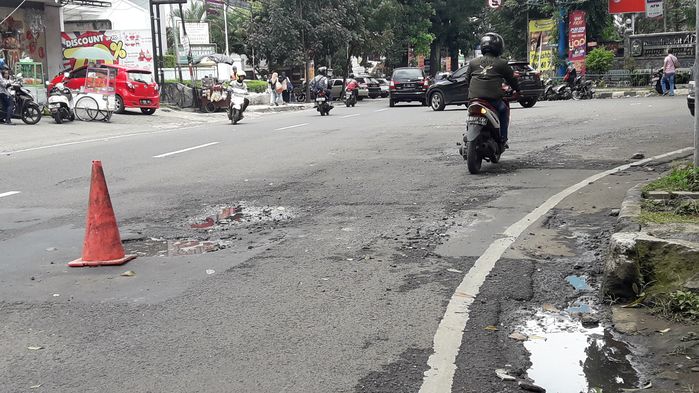 terdapat-lubang-dengan-diameter-60-sentimeter-di-badan-jalan-cihampelas_20180223_141325.jpg