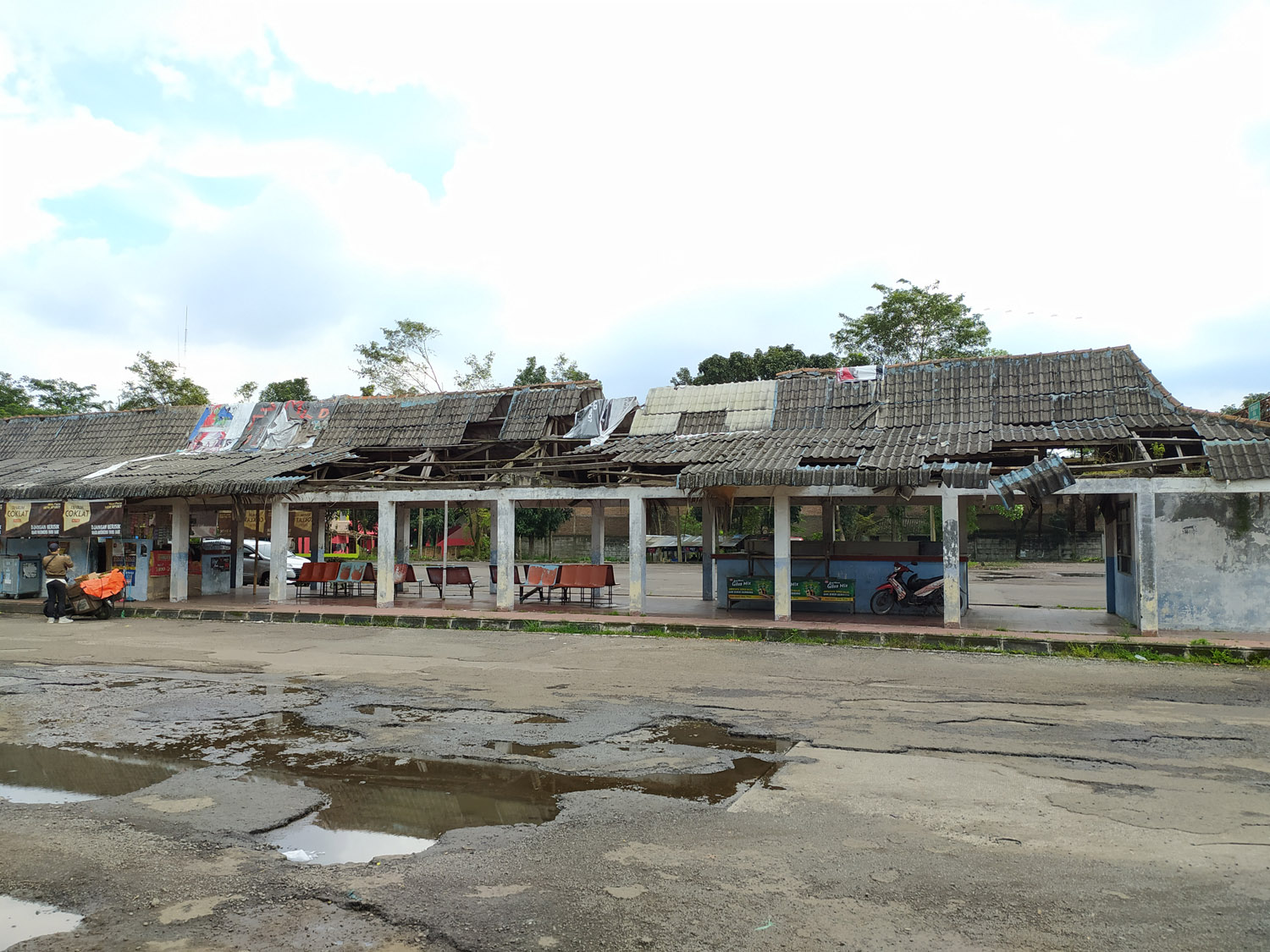 terminal-rawabango-cianjur-tetap-dipakai-meski-ambruk.jpg
