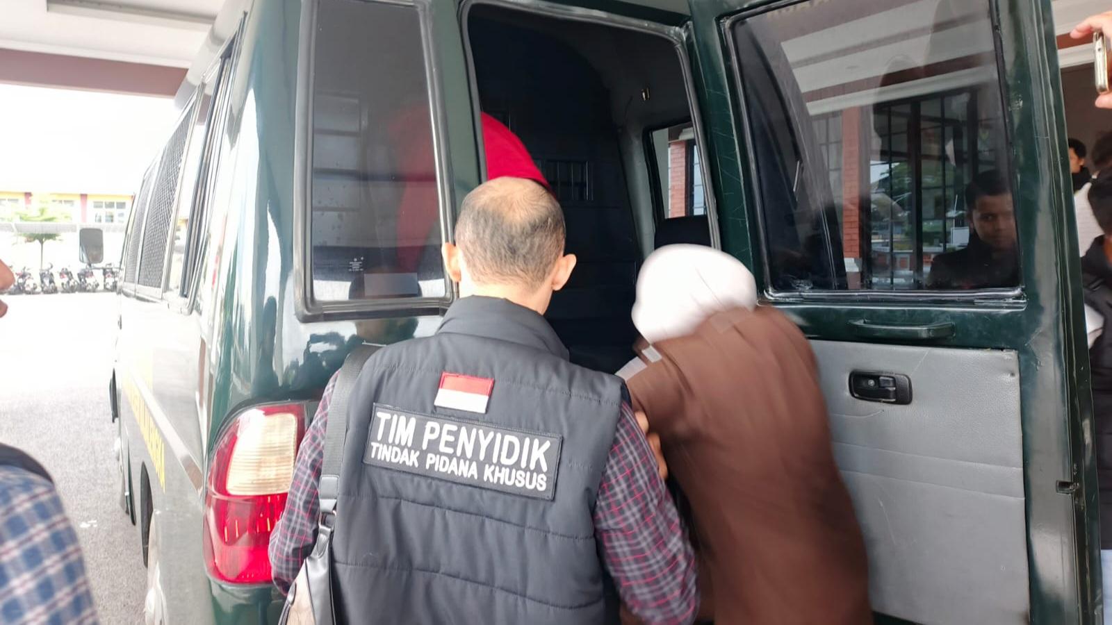tersangka-NR-ke-mobil-tahanan-di-Kejari.jpg