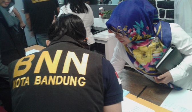 tes-urine-bnn-kota-bandung-di-dispertapa_20160726_160238.jpg