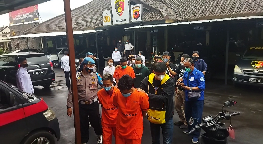 tiga-pelaku-curas-saat-digiring-polisi-di-mapolres-cimahi.jpg