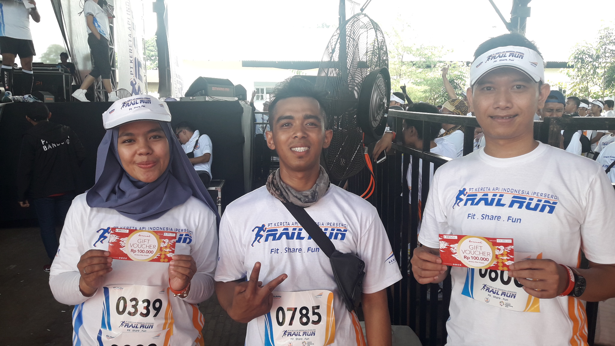 tiga-peserta-beruntung-yang-mengikuti-pt-kai-rail-run-2017-di-gudang-persediaan-pt-kai_20171001_101705.jpg